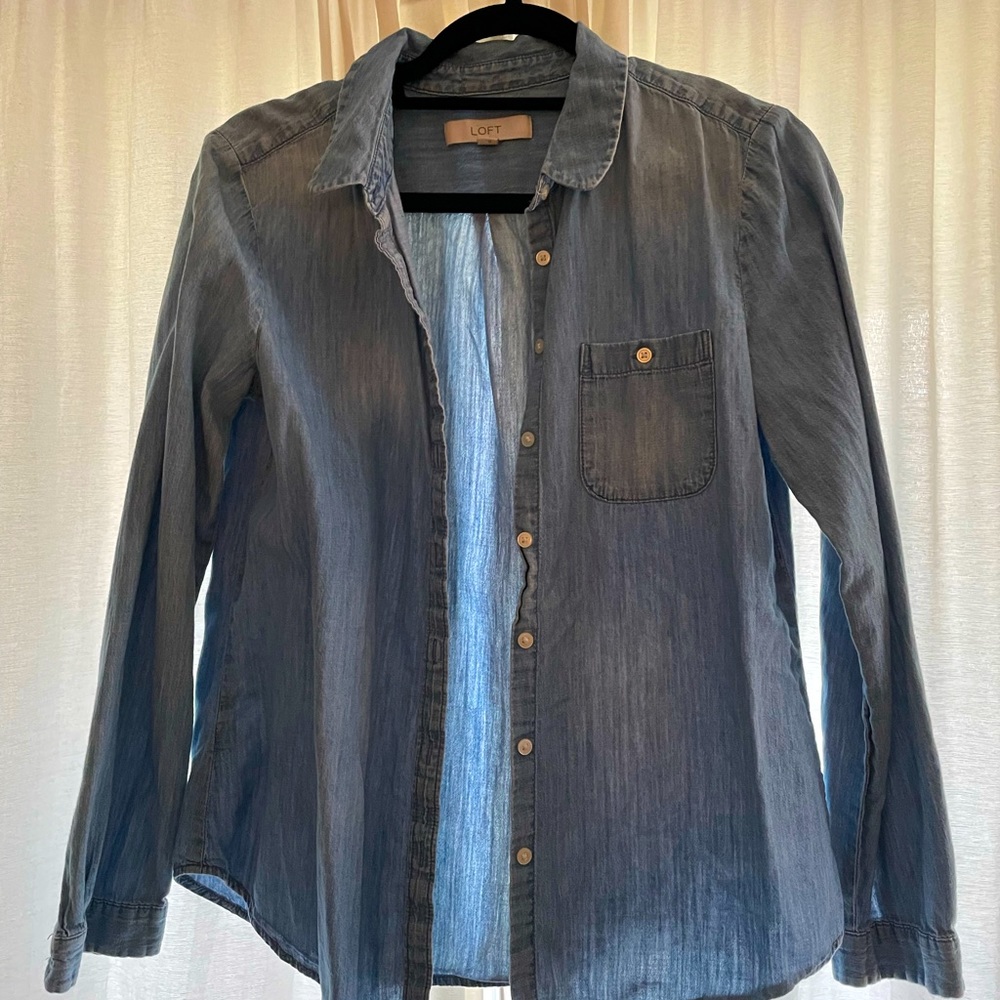 EUC CHAMBRAY BUTTON UP LOFT